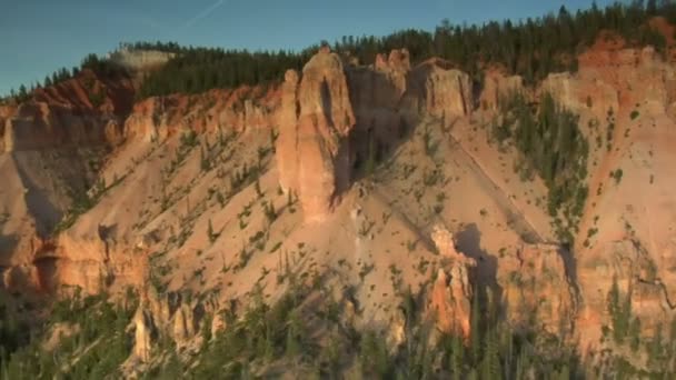 Antenn skott av Bryce Canyon nationalpark klippa ansikte — Stockvideo