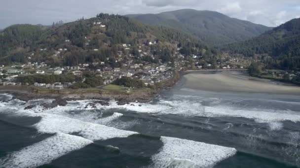 Aerial shot of a pacific coastal suburb — Stock Video