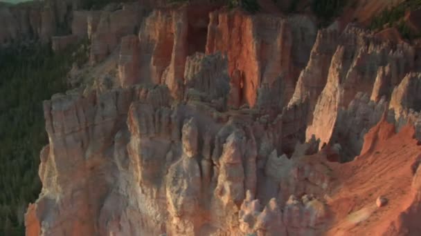 Aerial shot of bryce canyon national park circling rugged features — Stock Video