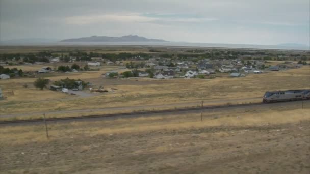 Foto aérea de tren Amtrak y ciudad desértica con gran Salt Lake — Vídeos de Stock