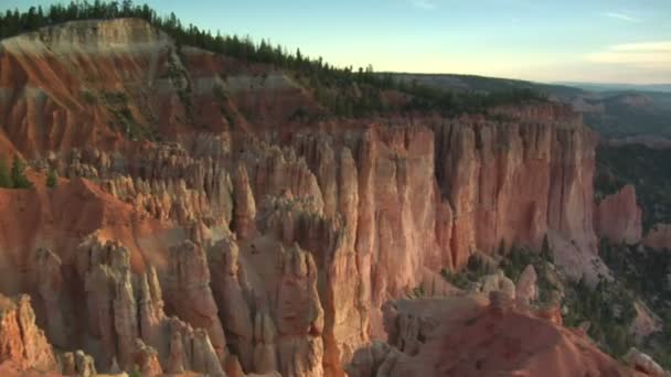 Luchtfoto van bryce canyon national park passeren laag over kliffen — Stockvideo