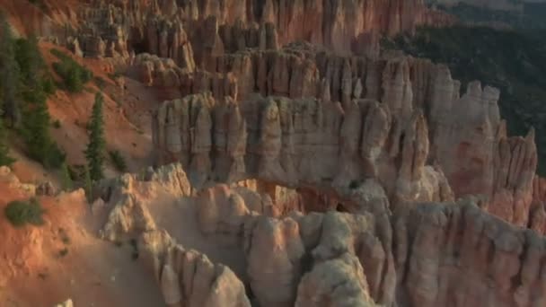 Luchtfoto van bryce canyon national park passeren laag over rode torens — Stockvideo