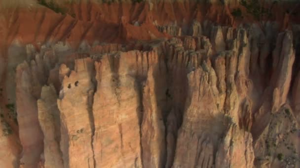 Tiro aéreo de Bryce canyon parque nacional passando torres acidentadas — Vídeo de Stock
