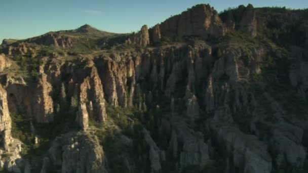 Antenn skott av bryce canyon nationalpark karga klippor — Stockvideo