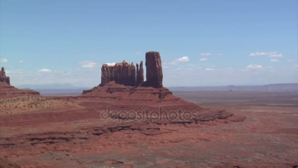Luchtfoto van monument valley butte close-up — Stockvideo