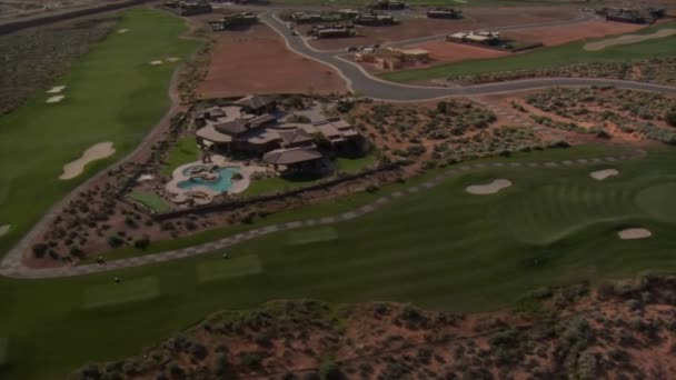 Aerial shot of desert golf course mansion high altitude — Stock Video