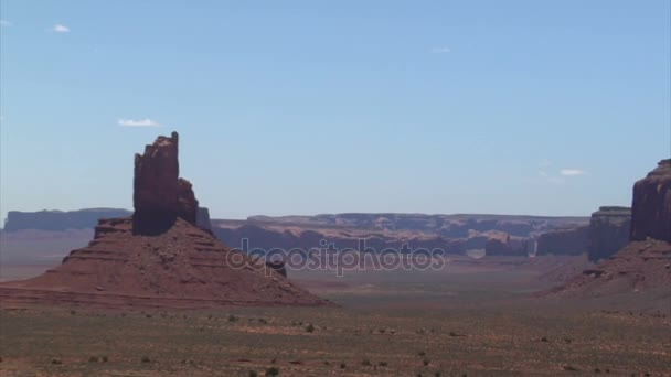 Monument valley buttes hava görüntüsünü uzaklaştırmak — Stok video