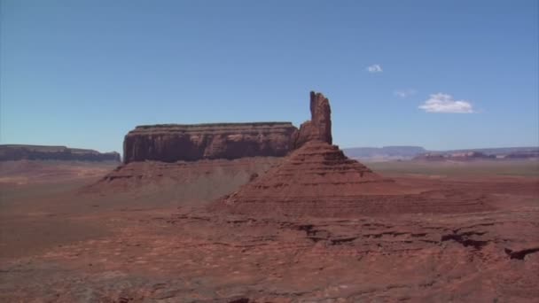 Luchtfoto van monument valley buttes wiebelende — Stockvideo