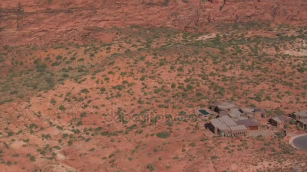 Aerial shot of desert mansion — Stock Video