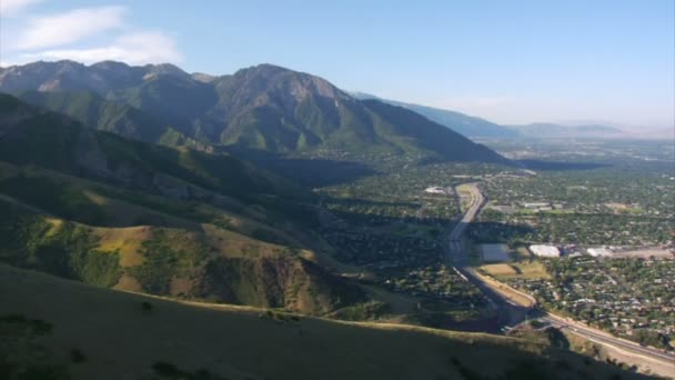 Antenn skott av salt lake city och bergen — Stockvideo