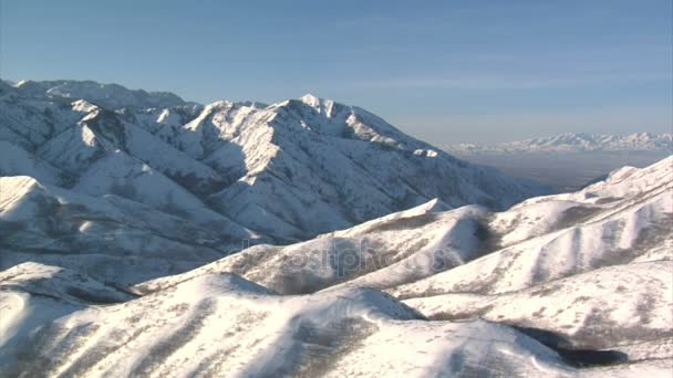 Foto aérea de montañas nevadas con Salt Lake Valley en la distancia — Vídeo de stock