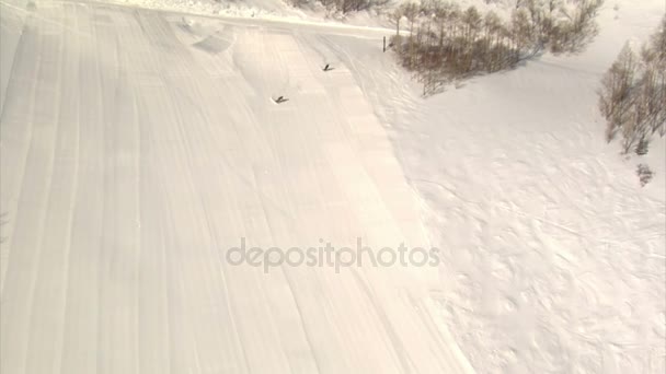 Luchtfoto van skiër en snowboarder — Stockvideo