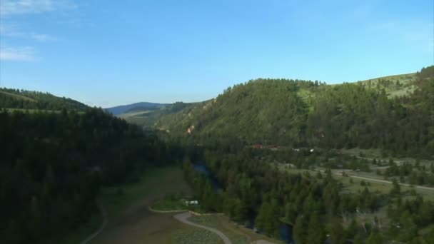 Légi felvétel valley-hegység és a patak — Stock videók