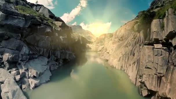 峡谷の川の銀行の風景の空撮 — ストック動画