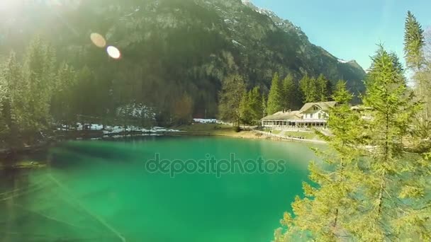 Vue aérienne de lac station étang turquoise eau nature fond voler au-dessus — Video