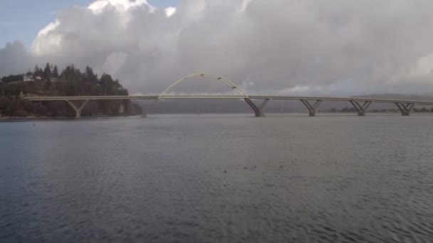 Luchtfoto 's van het water en de Alsea Bay Bridge — Stockvideo
