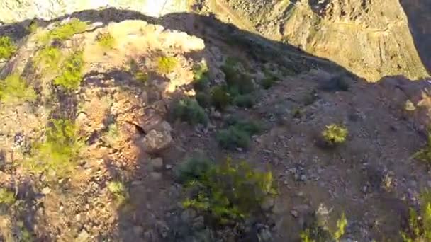 Canyon letecké nadjezdu kolmo dolů — Stock video