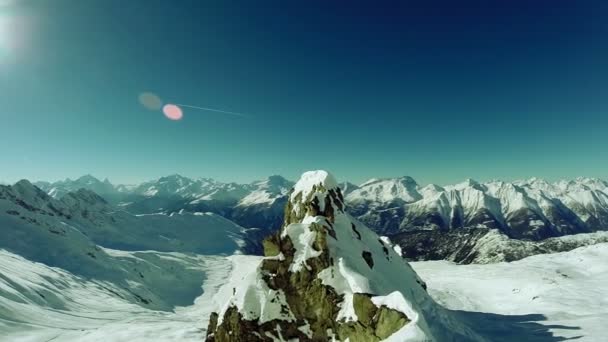 Πετούν πάνω από το βουνό κορυφή χιόνι χειμερινό τοπίο — Αρχείο Βίντεο