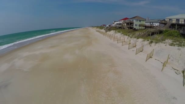 Sobrevoando a praia vazia — Vídeo de Stock