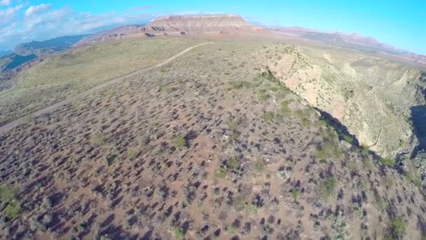 Sobrevoo aéreo paisagem deserto caindo — Vídeo de Stock
