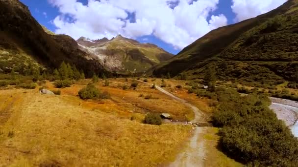 Terbang di atas warna-warni latar lanskap gunung — Stok Video