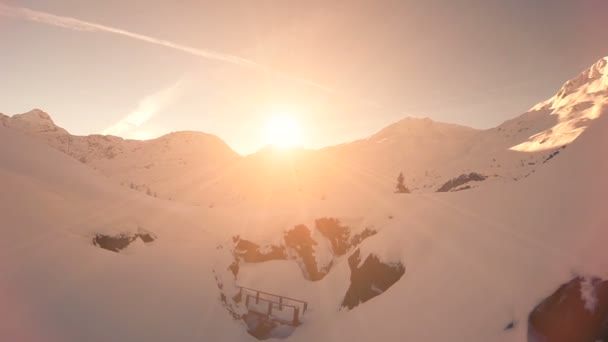 Vuelo valle nieve paisaje invierno naturaleza puesta del sol vista aérea volar sobre — Vídeo de stock