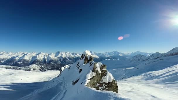 Flygande över snötäckta bergen Flygfoto vinterlandskap — Stockvideo