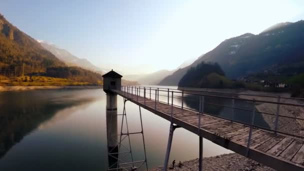 湖のパノラマは飛ぶ方法道路通りパス空撮 — ストック動画