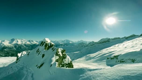 Majestosas montanhas pico na vista aérea superior voar sobre neve inverno paisagem — Vídeo de Stock