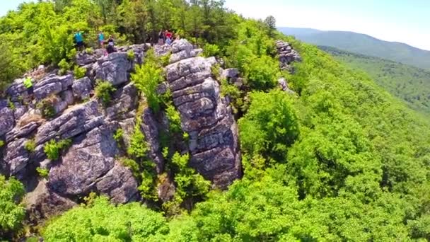 Volare oltre gli escursionisti su una montagna — Video Stock