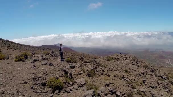 Allontanare donna aerea sul paesaggio montano panoramico — Video Stock