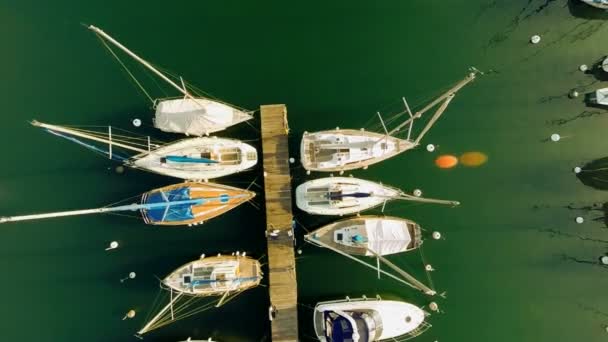 Panorama horizont letecký pohled na vodní lakesailboats ukotvit molo — Stock video