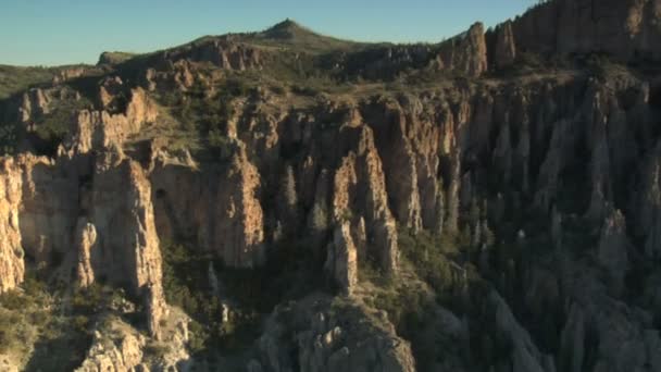 Acantilados rocosos verdes — Vídeo de stock