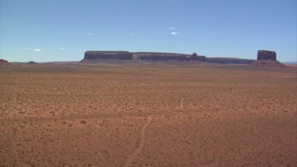 Deserto rochoso vermelho com buttes distantes — Vídeo de Stock