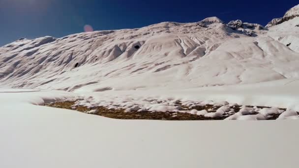 Nieve derretimiento primavera viene invierno paisaje — Vídeo de stock