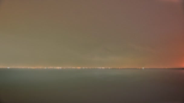 Time lapse cielos nocturnos sobre el agua — Vídeo de stock
