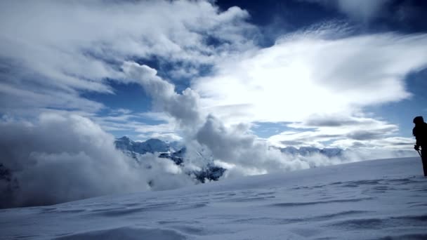 Экскурсионное путешествие путешествующие туристы ходьба зимняя экспедиция снежный пейзаж — стоковое видео