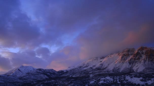 Tiempo lapso amanecer al atardecer sobre las montañas — Vídeos de Stock