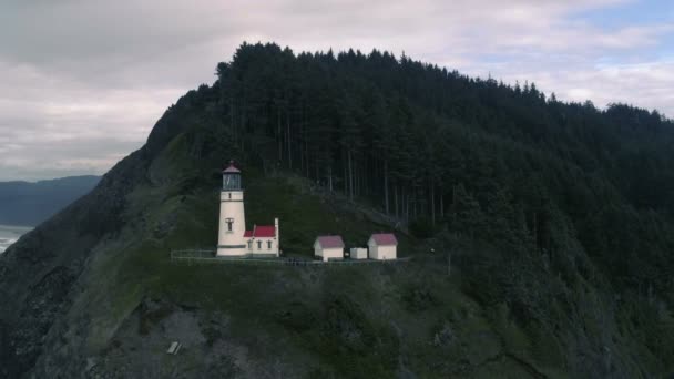 Oregon kıyılarında nezaret canlı kırmızı heceta kafa feneri — Stok video