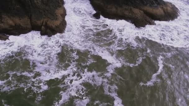 Хвилі м'яко гойдаються на деяких каменях — стокове відео