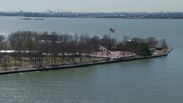 Zoom a bandera americana en estatua de monumento a la libertad — Vídeos de Stock