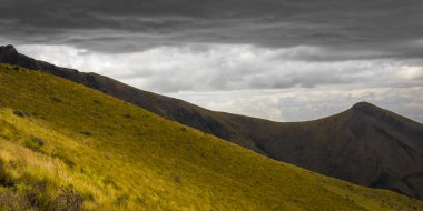 Bir dağ Ekvator Hillside çimlendirilmiş