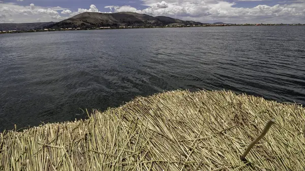 Totora, sjön och himlen i Titicacasjön — Stockfoto