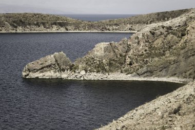 Titicaca gölü kıyısında iki su üçgenler