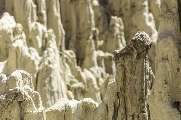 Roca eclipsada en el valle lunar, Bolivia — Foto de Stock