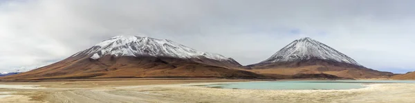 Dos montañas nevadas y un lago azul claro Imagen De Stock