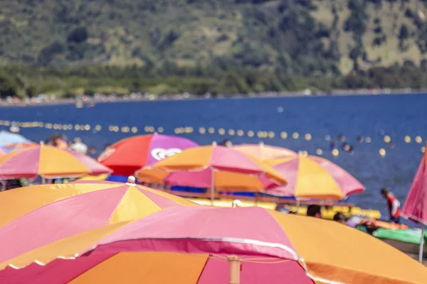 Många parasoller nära vattnet — Stockfoto