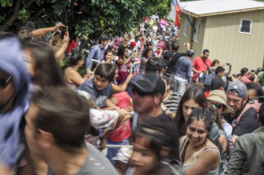 İnsanlar bir ev 2 taşımak için dizeleri çekerek