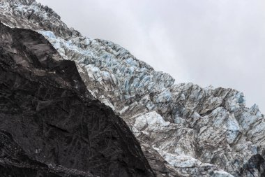 Rock, danteli ve gökyüzü