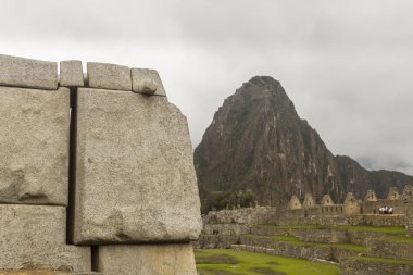 Büyük kare taş Machu Picchu Dağı Huayna Picchu ile bir duvar ve kalıntılar içinde belgili tanımlık geçmiş